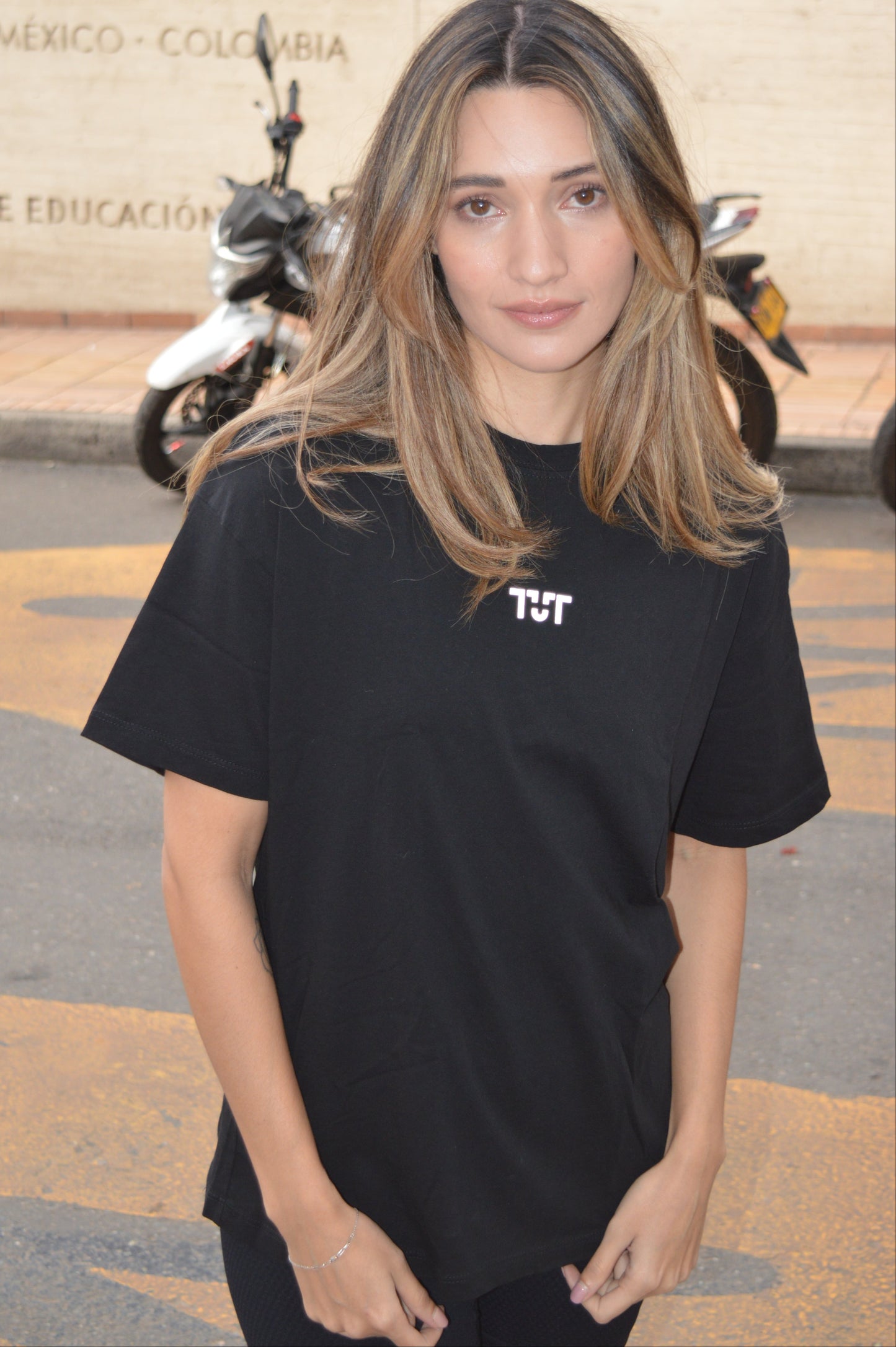 Oversized T-Shirt Negra/Beige/Verde