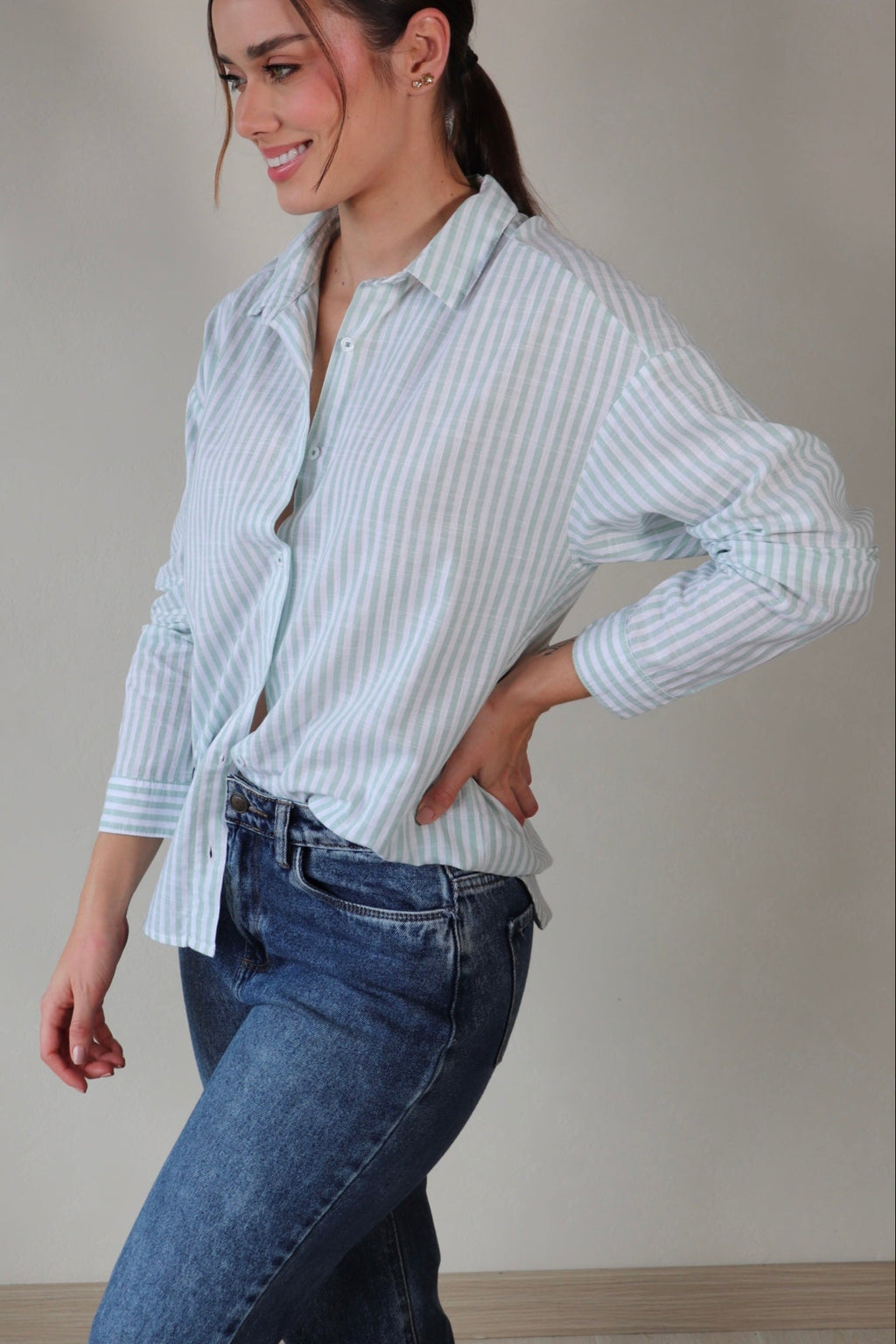 Camisa Frida 100% algodon, en rayas verde claro, manga larga ligera y fresca