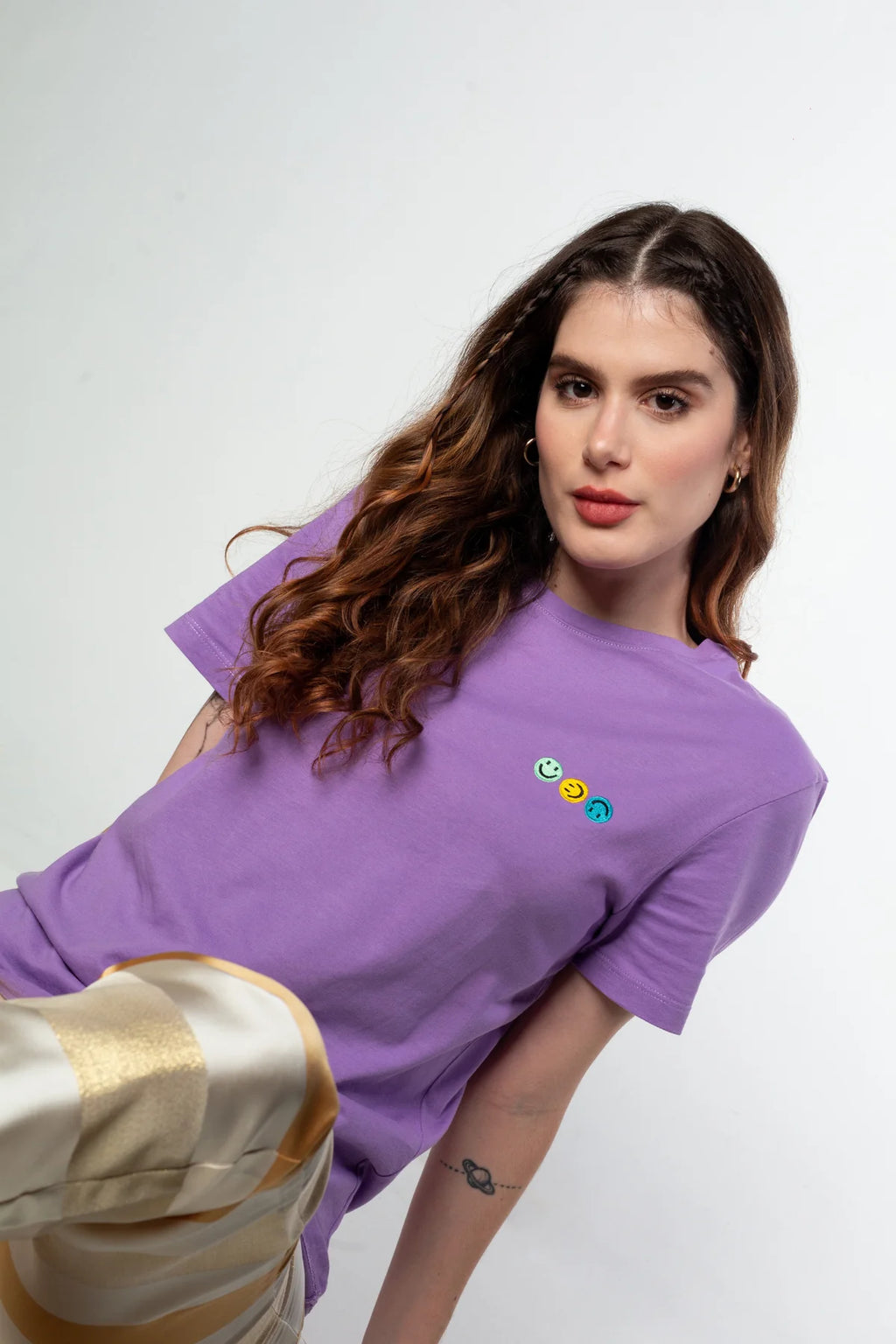 Camiseta para hombre y mujer 100% en algodón color morado bordada con nuestro Emociones