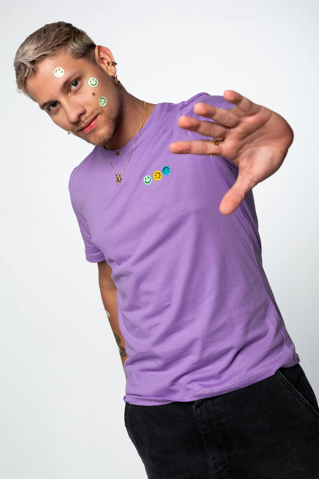 Camiseta para hombre y mujer 100% en algodón color morado bordada con nuestro Emociones