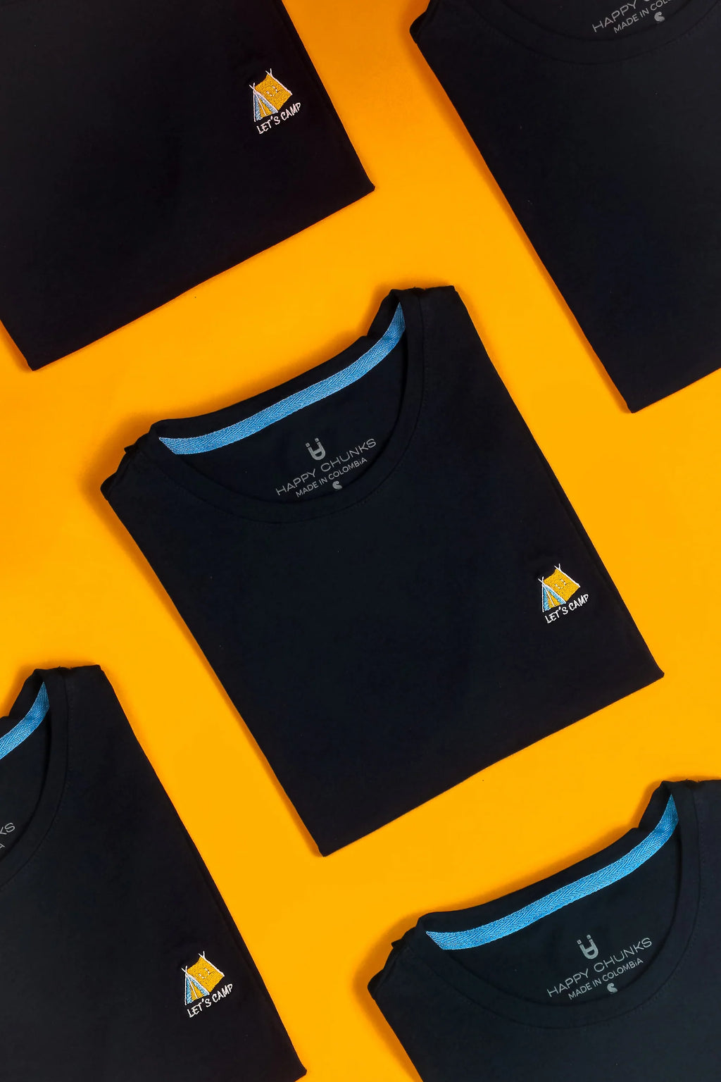 Camiseta para hombre y mujer 100% en algodón color negra bordada con nuestro Let's Camp