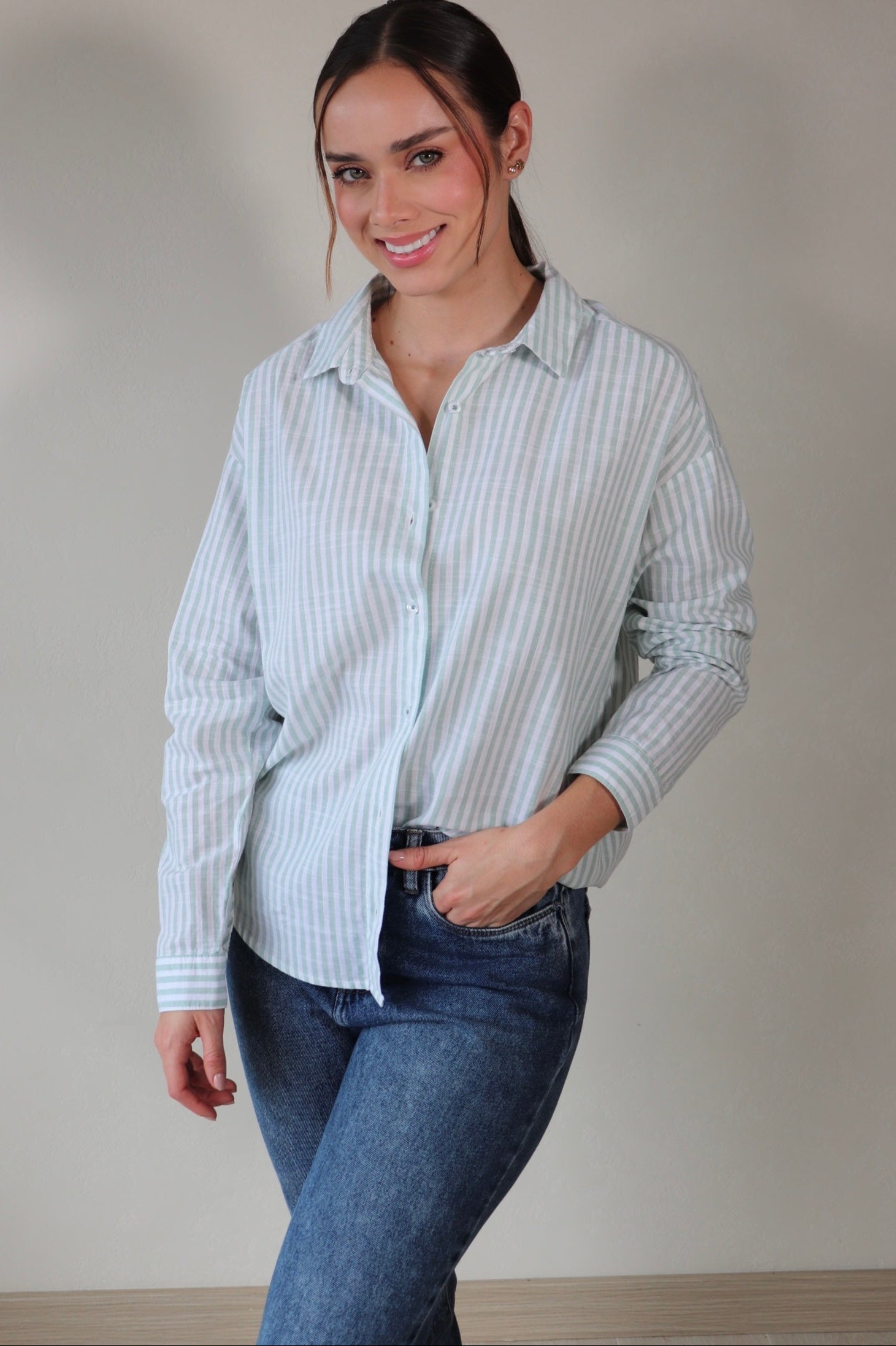 Camisa Frida 100% algodon, en rayas verde claro, manga larga ligera y fresca