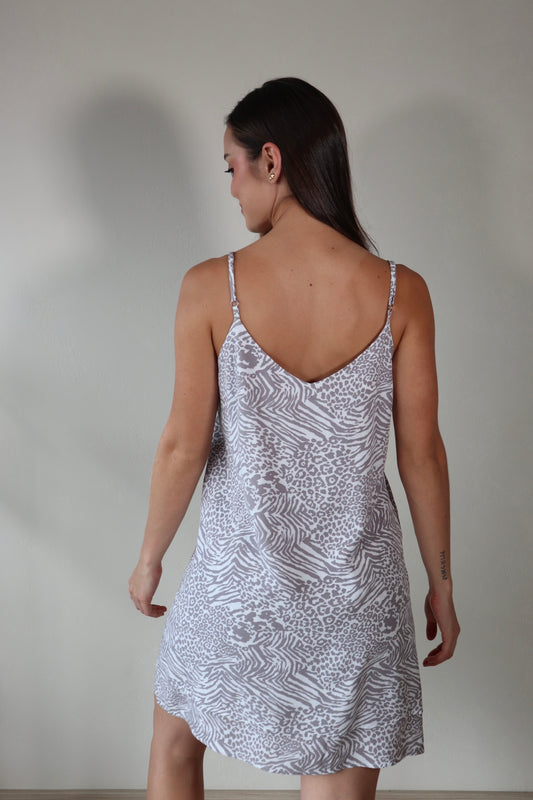 Vestido Alma Gris a la rodilla, ajustable en los hombros y caída ligera