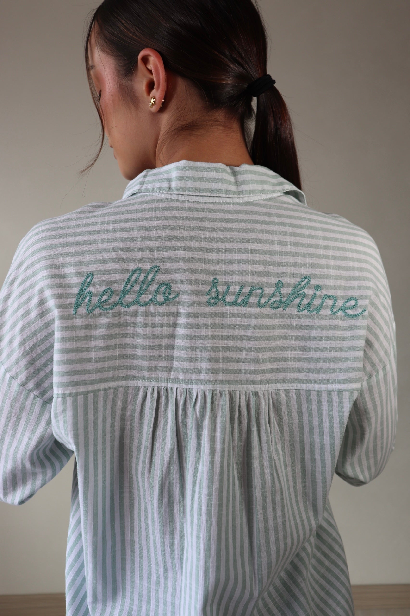 Camisa Frida 100% algodon, en rayas verde claro, manga larga ligera y fresca