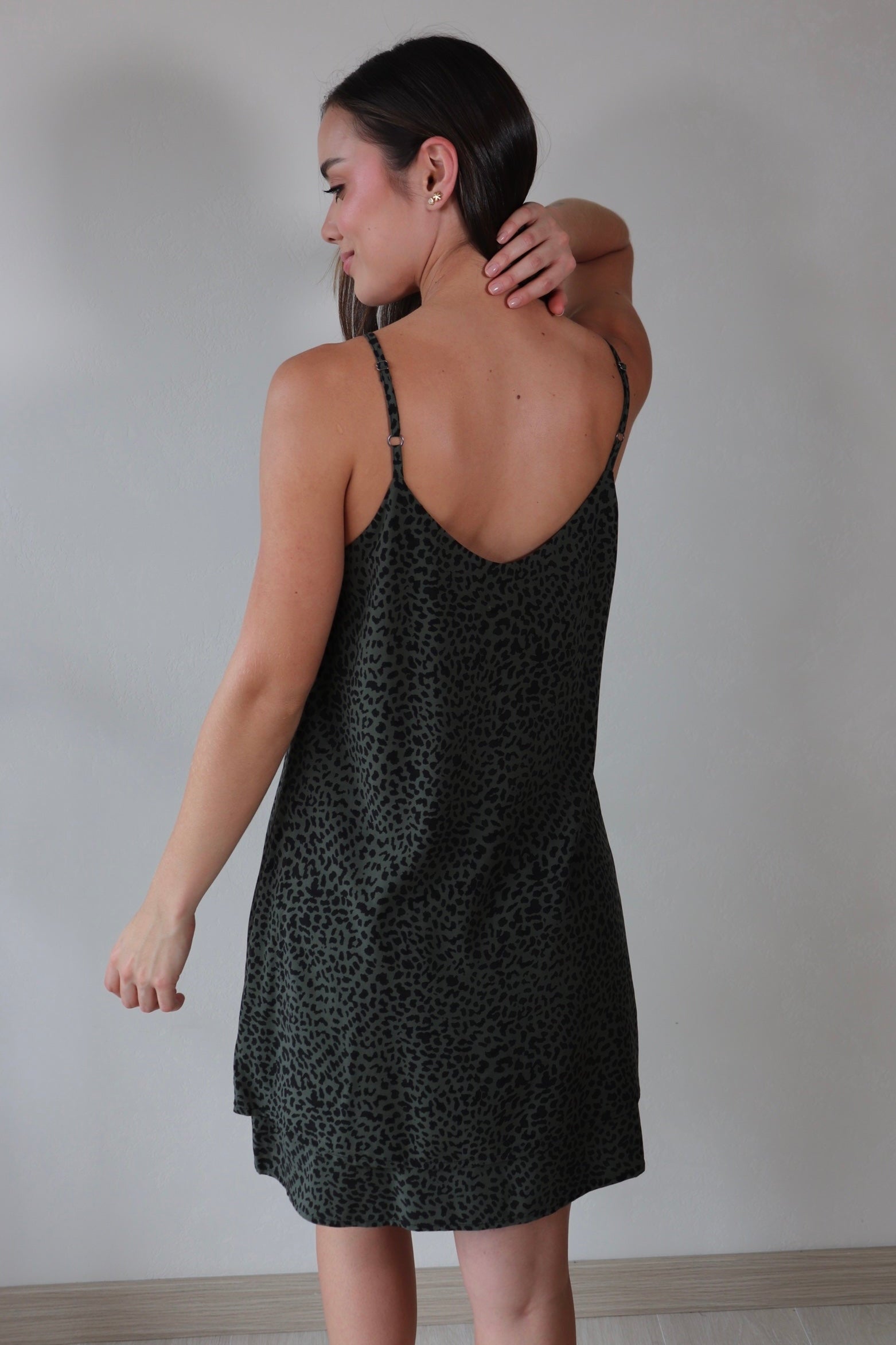 Vestido Alma Verde a la rodilla, ajustable en los hombros y caída ligera