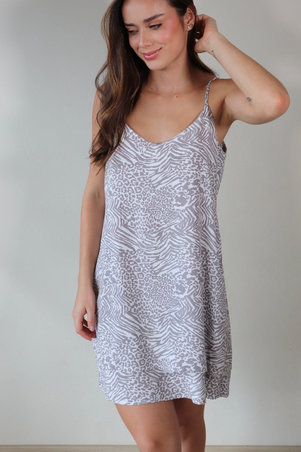 Vestido Alma Gris a la rodilla, ajustable en los hombros y caída ligera