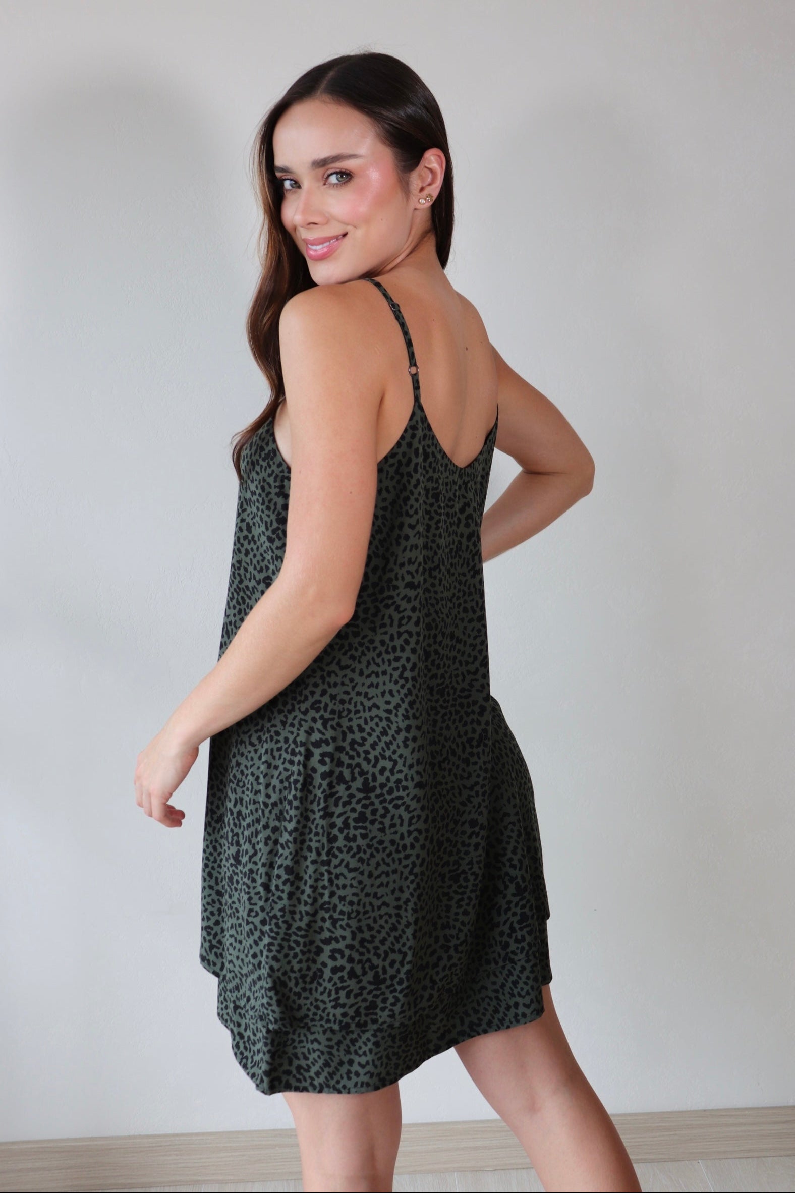 Vestido Alma Verde a la rodilla, ajustable en los hombros y caída ligera