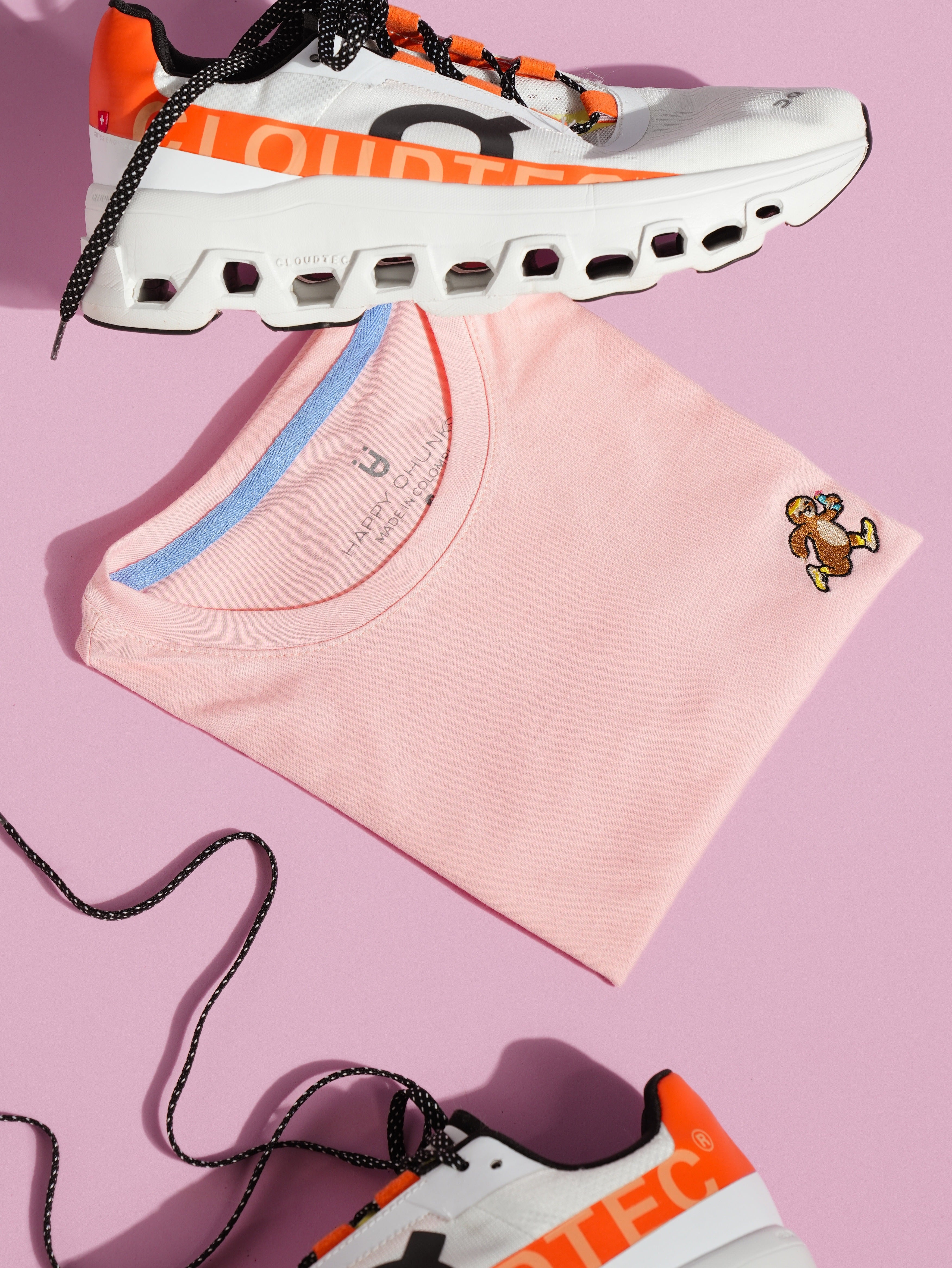 Camiseta para hombre y mujer 100% en algodón color rosa bordada con nuestro Brunner The Sloth