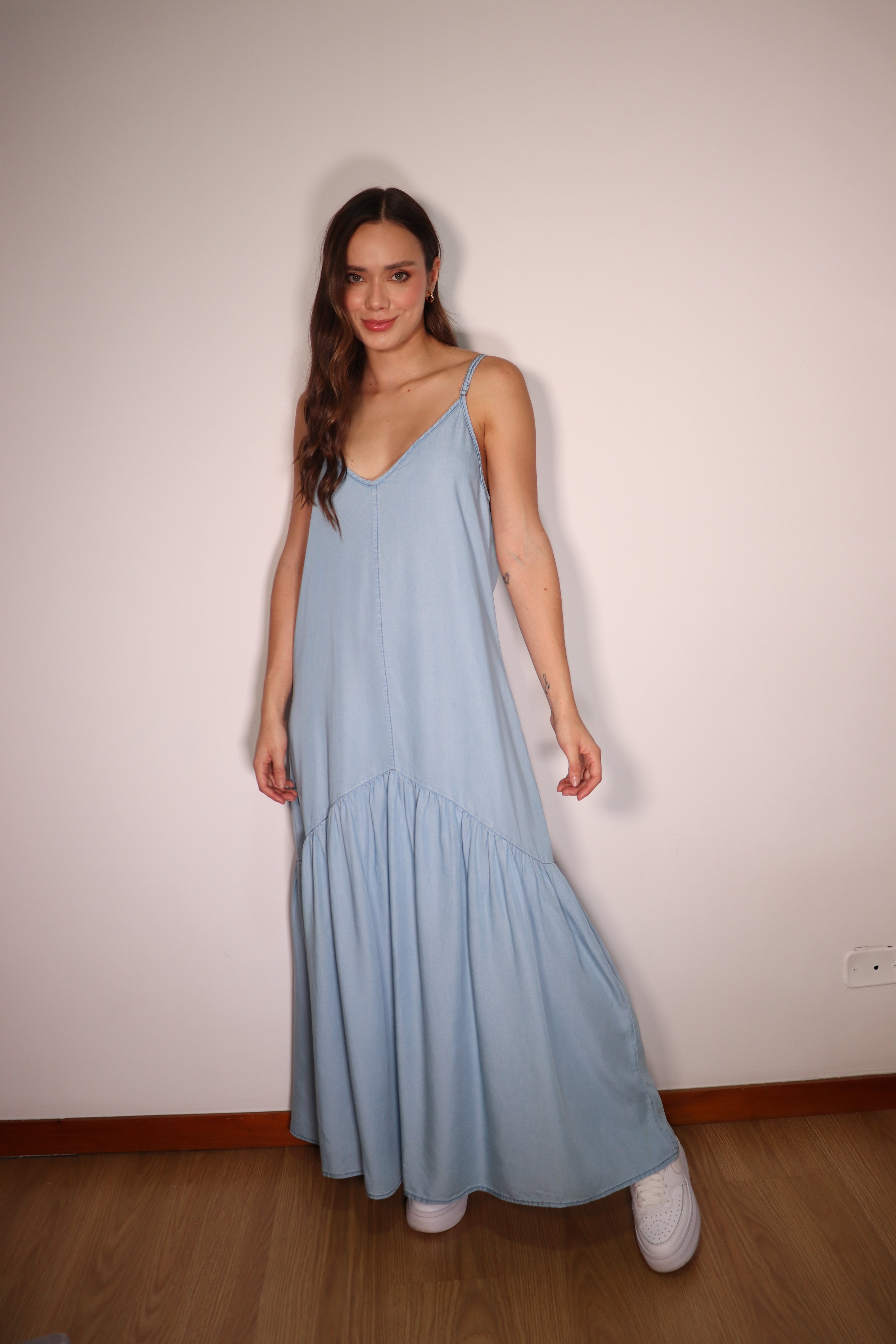 Vestido Rita azul largo ajustable en hombros y espalda en "V"