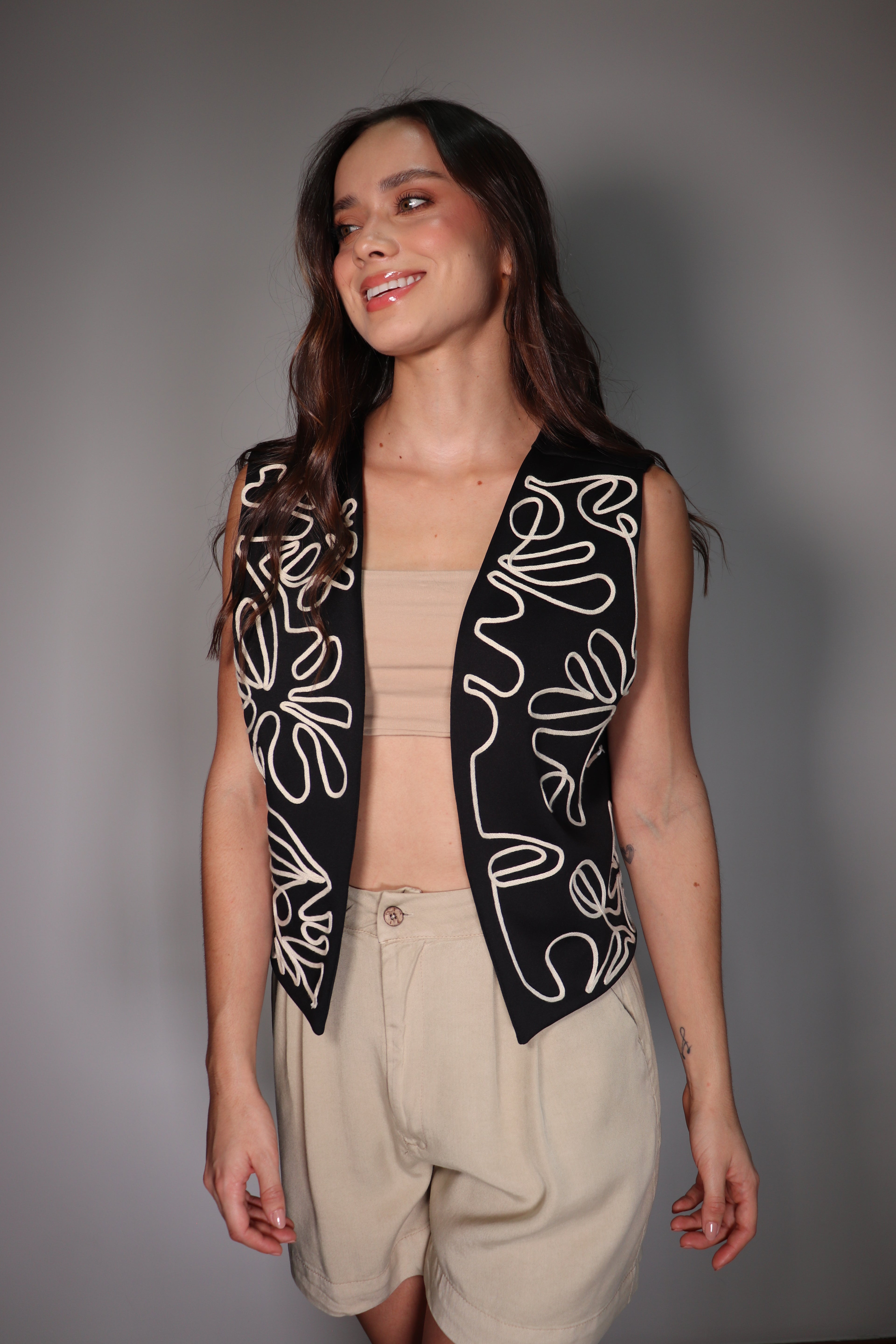 Chaleco Mara negro con bordado asimétrico blanco