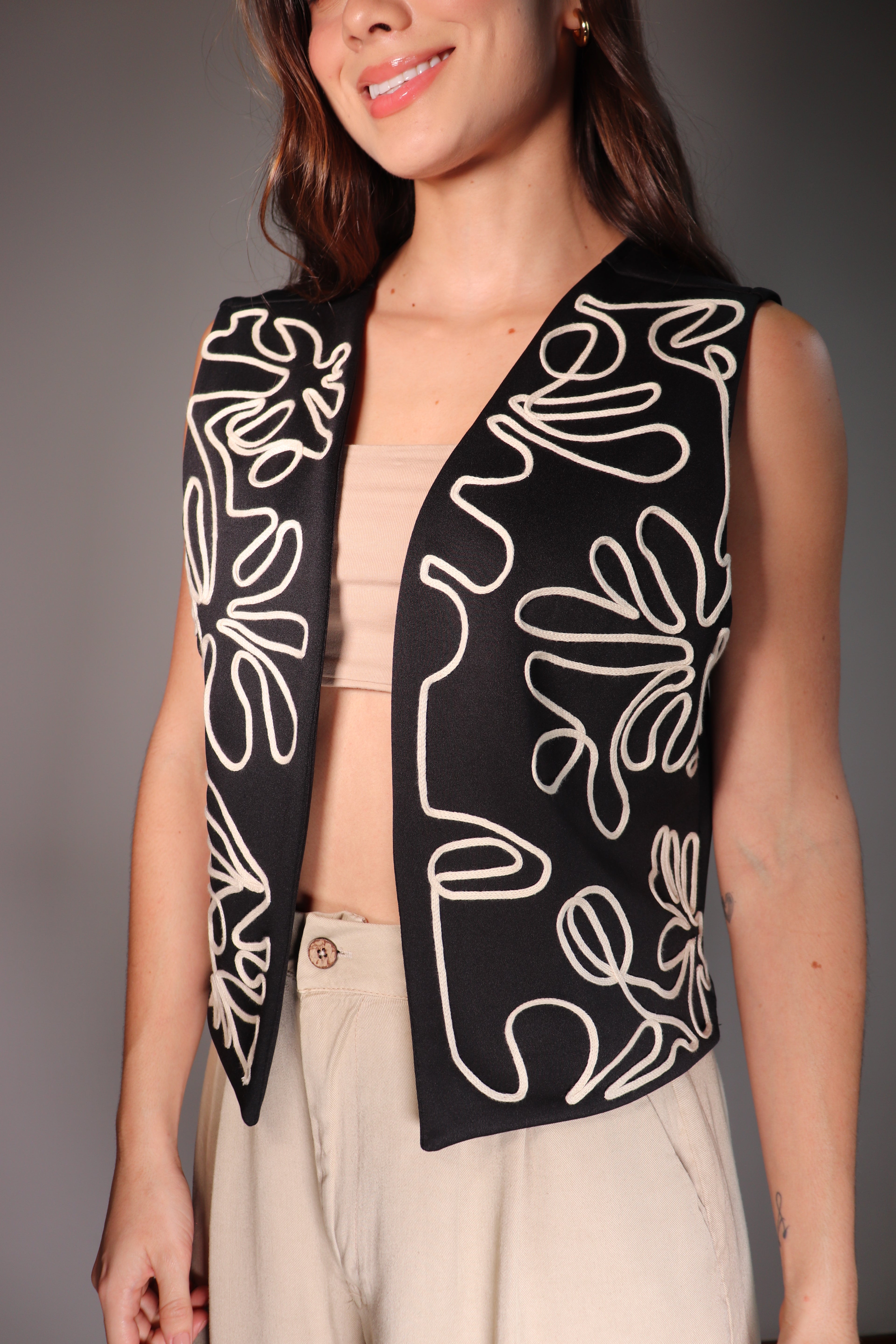 Chaleco Mara negro con bordado asimétrico blanco