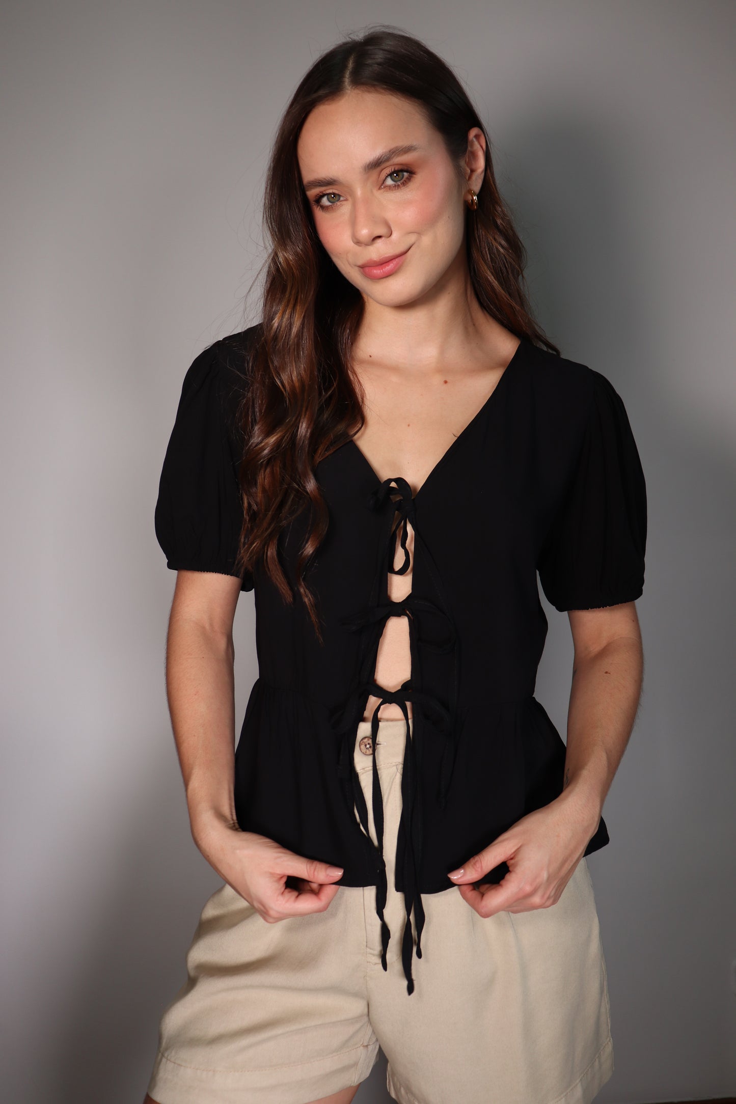 Blusa Sara Negra con moños frontales