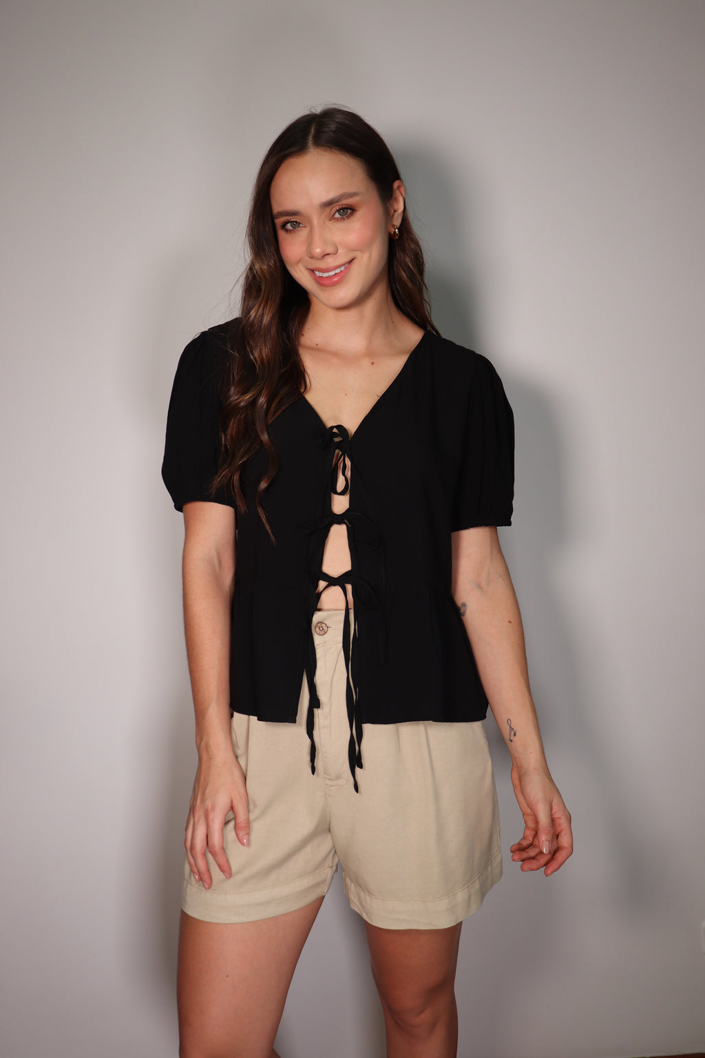 Blusa Sara Negra con moños frontales