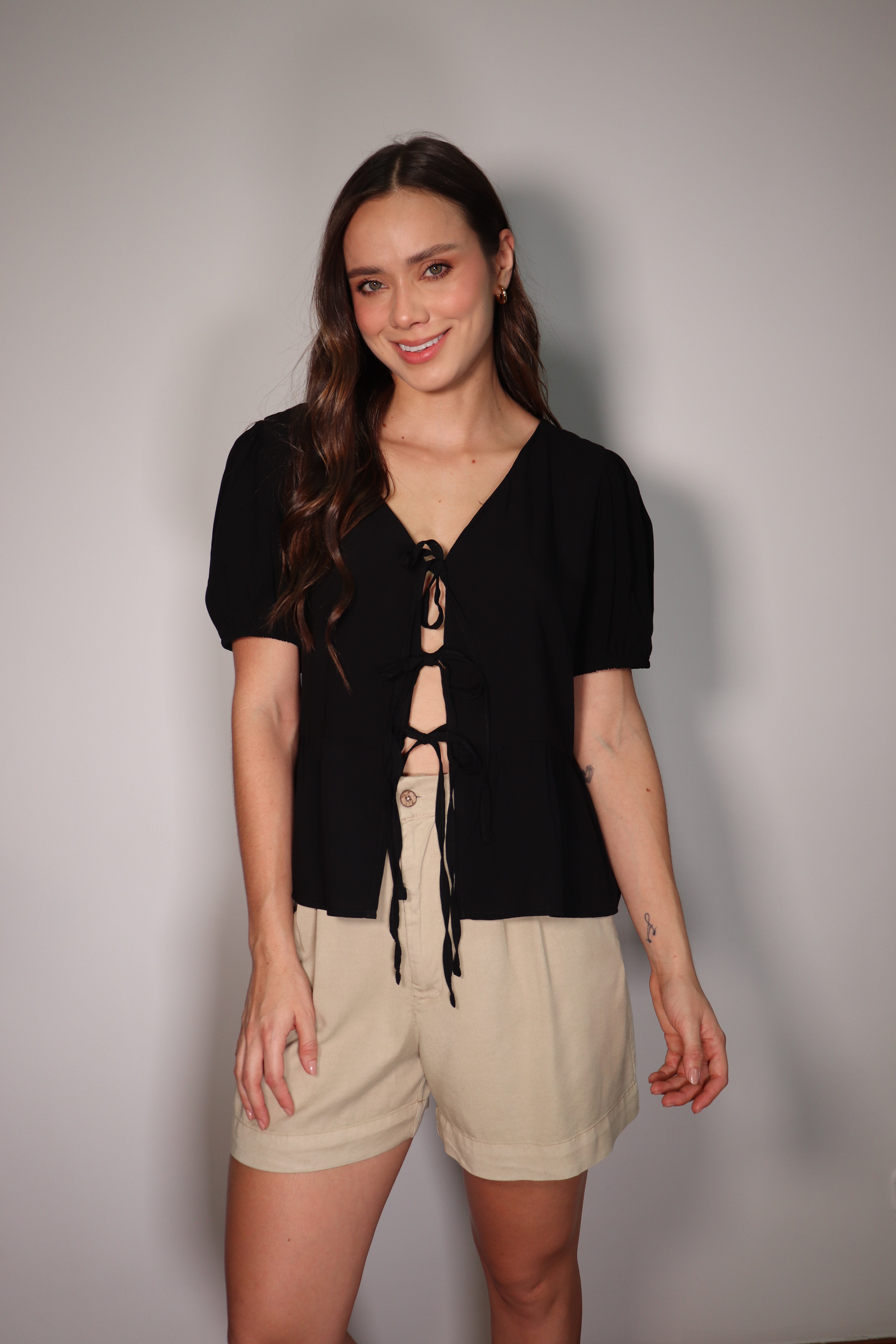 Blusa Sara Negra con moños frontales