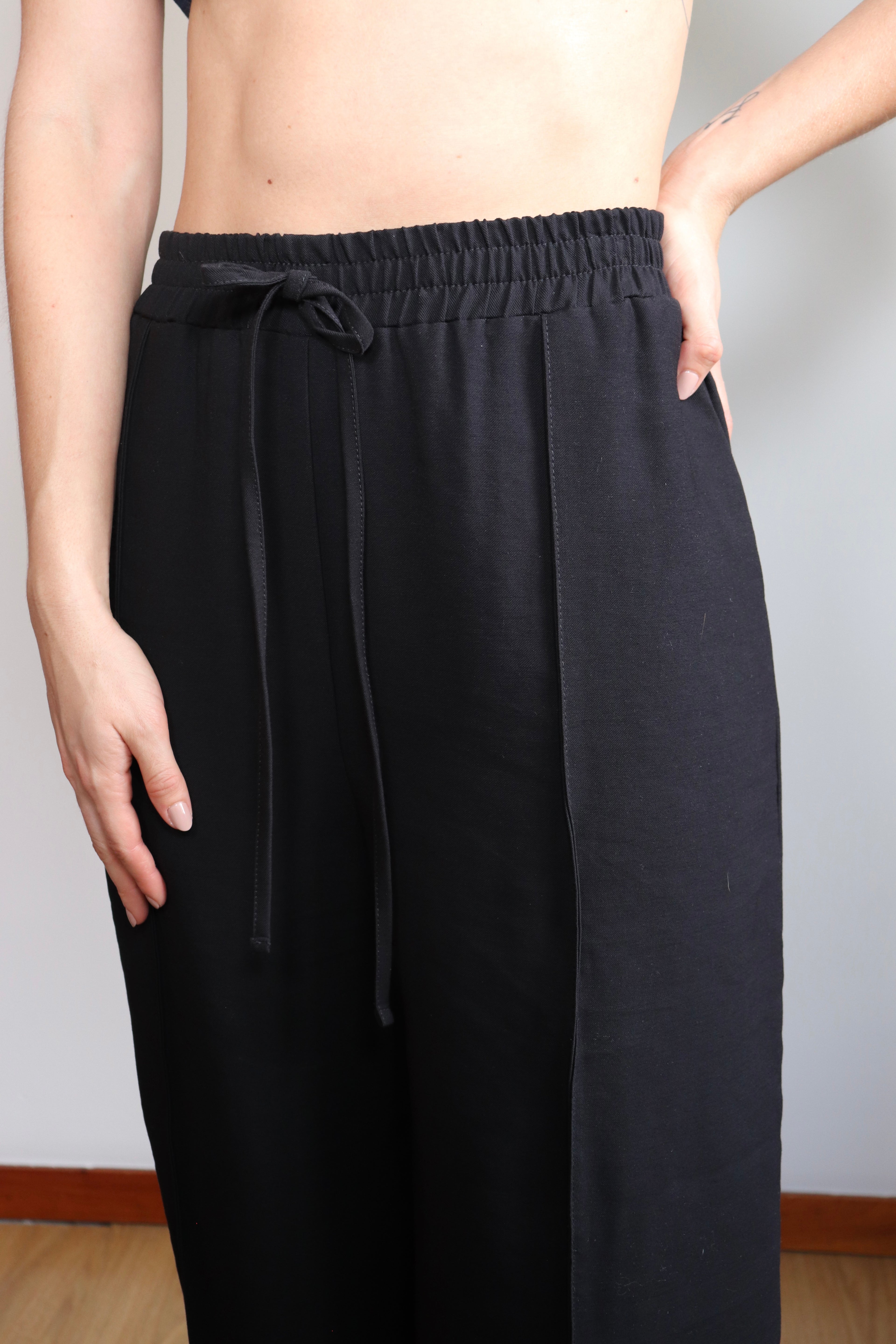 Pantalon Kira Negro holgado con cuerditas para ajustar