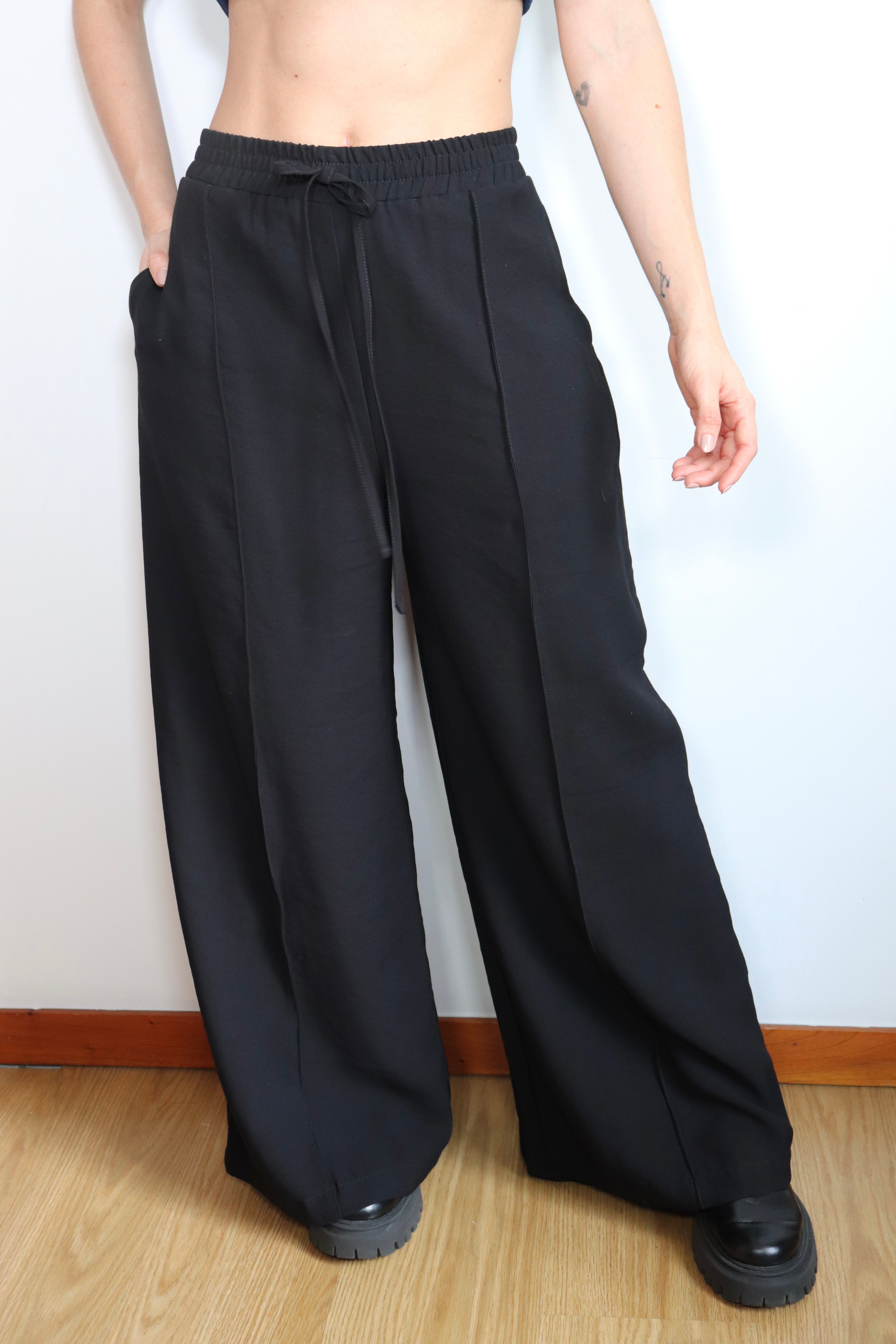 Pantalon Kira Negro holgado con cuerditas para ajustar