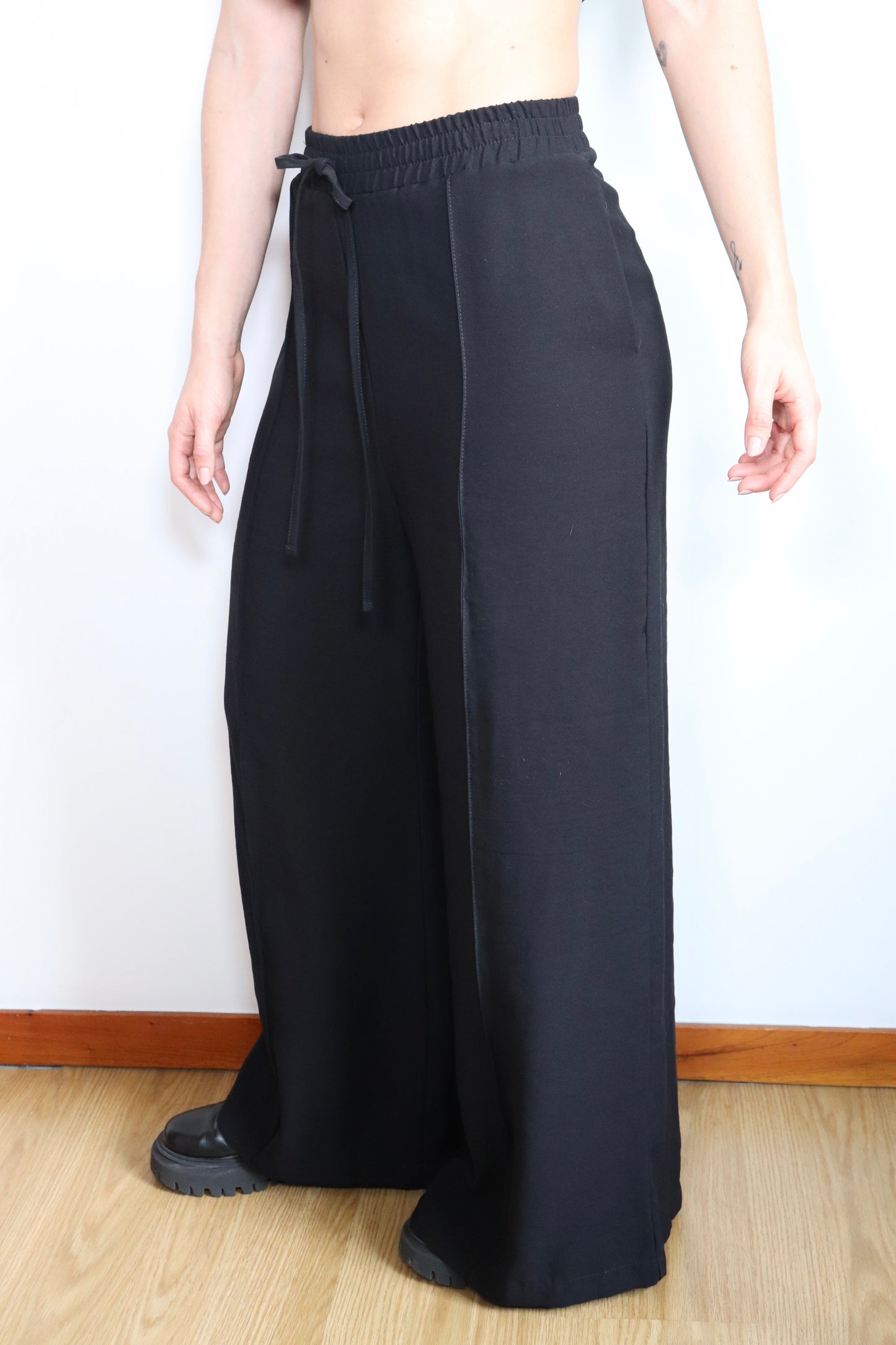 Pantalon Kira Negro holgado con cuerditas para ajustar