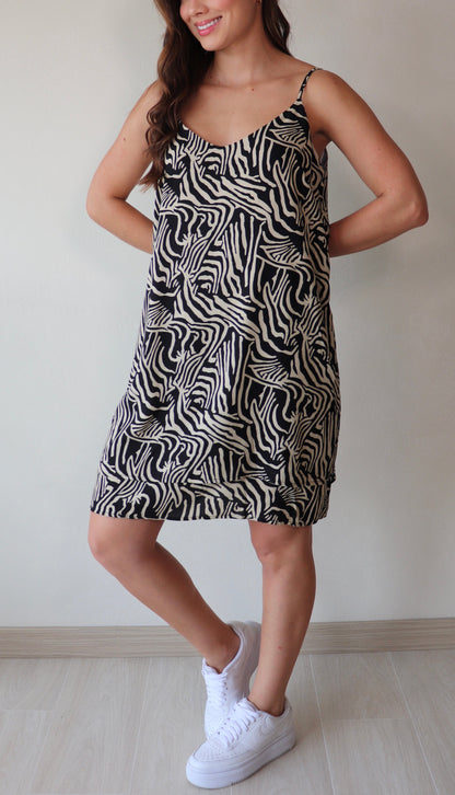 Vestido Alma Zebra a la rodilla, ajustable en los hombros y caída ligera