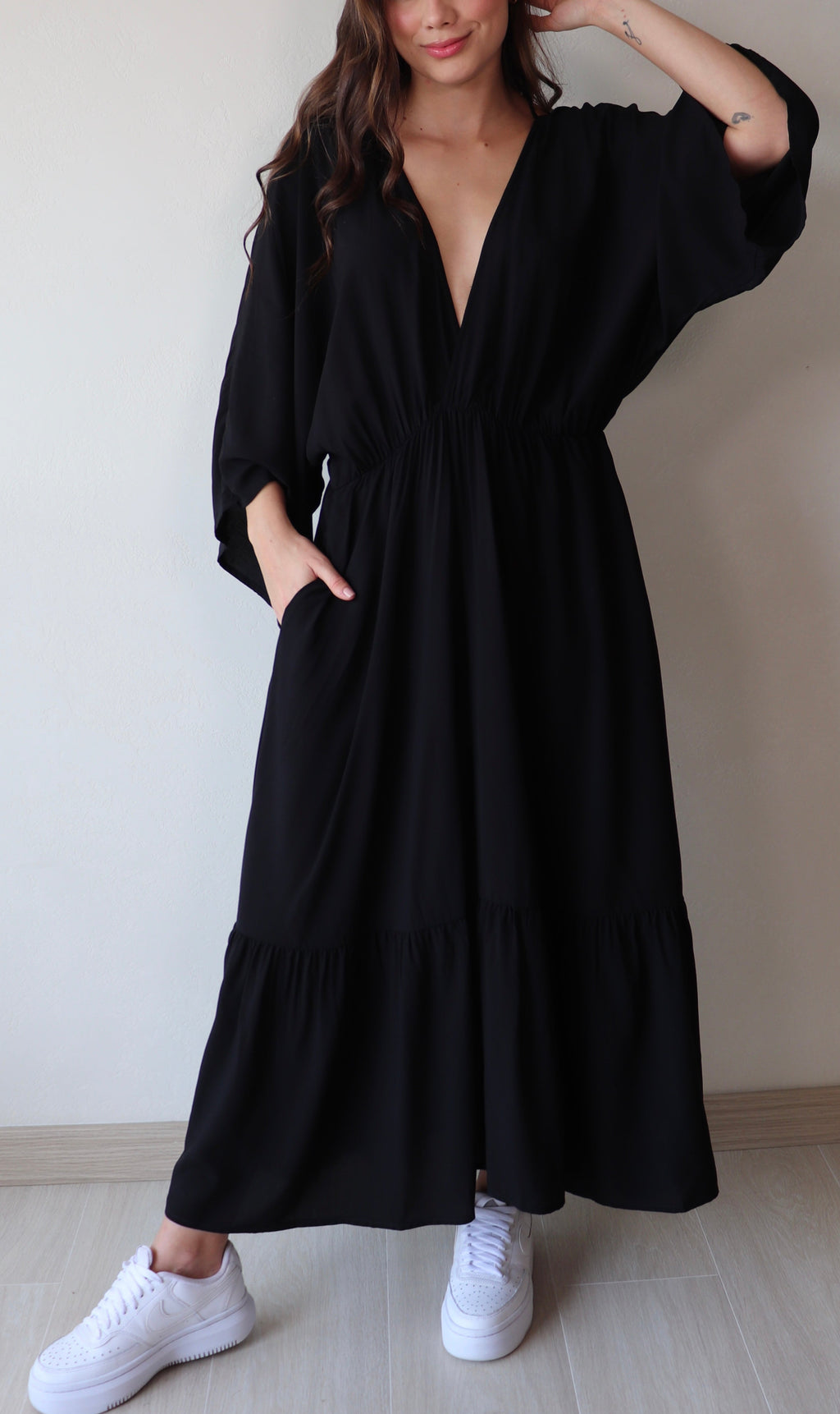 Vestido Camila Negro Mangas tipo kimono y bolsillos frontales