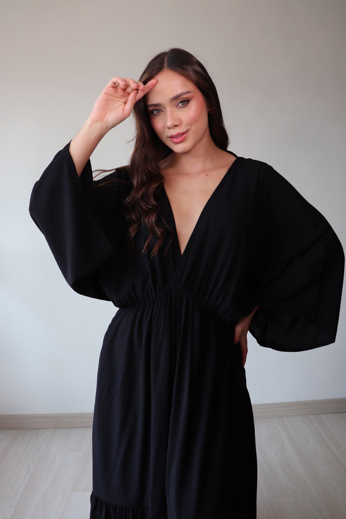 Vestido Camila Negro Mangas tipo kimono y bolsillos frontales