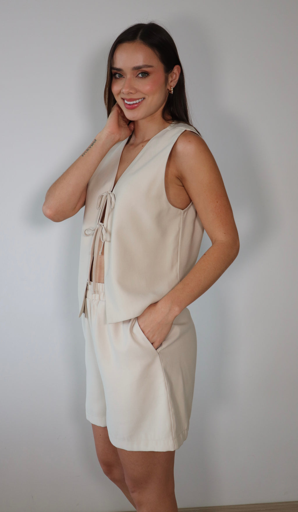 Set Laia color Caqui Chaleco con moños y Short