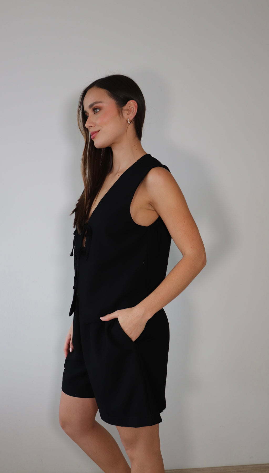 Set Laia color Negro Chaleco con moños y Short