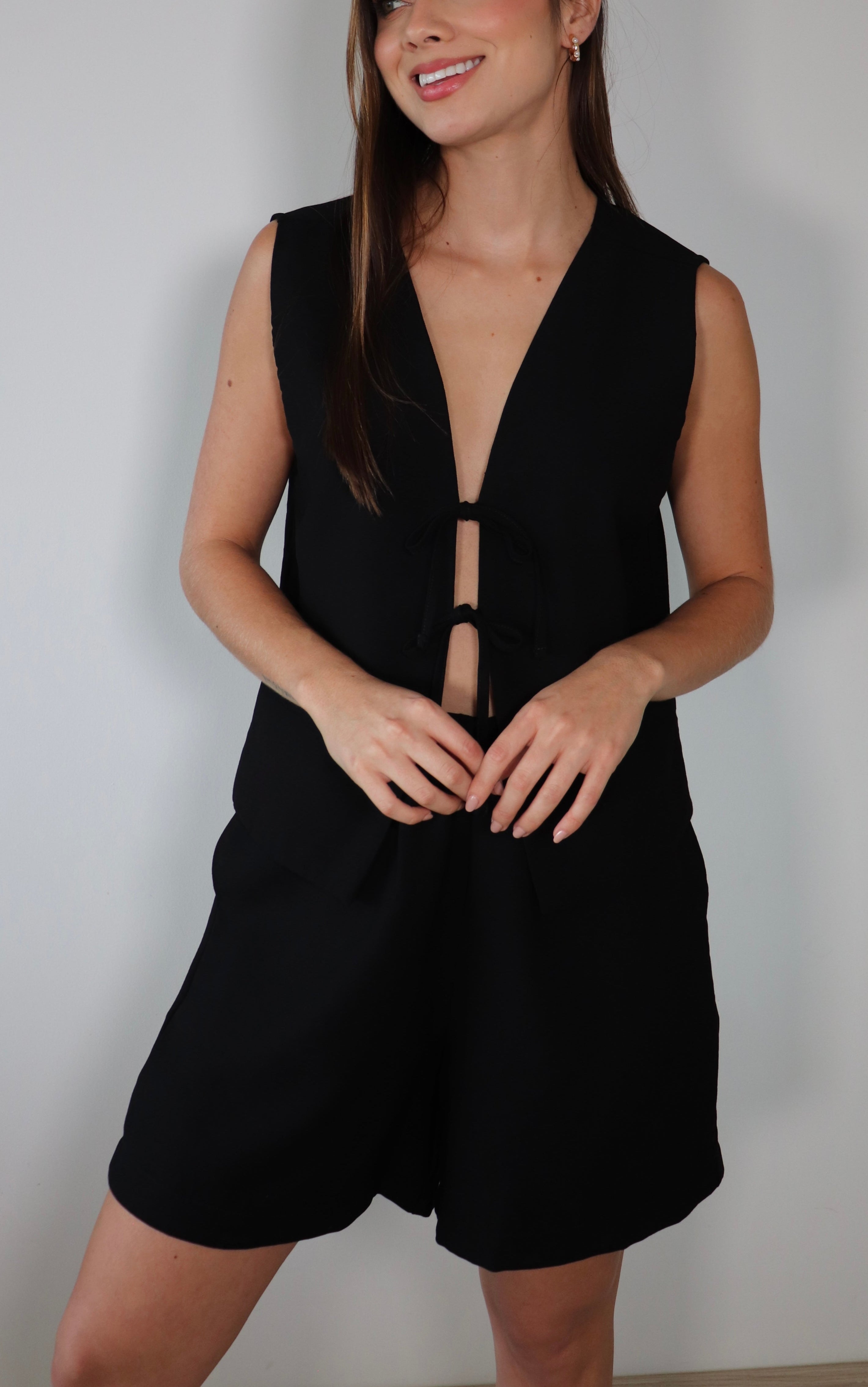 Set Laia color Negro Chaleco con moños y Short