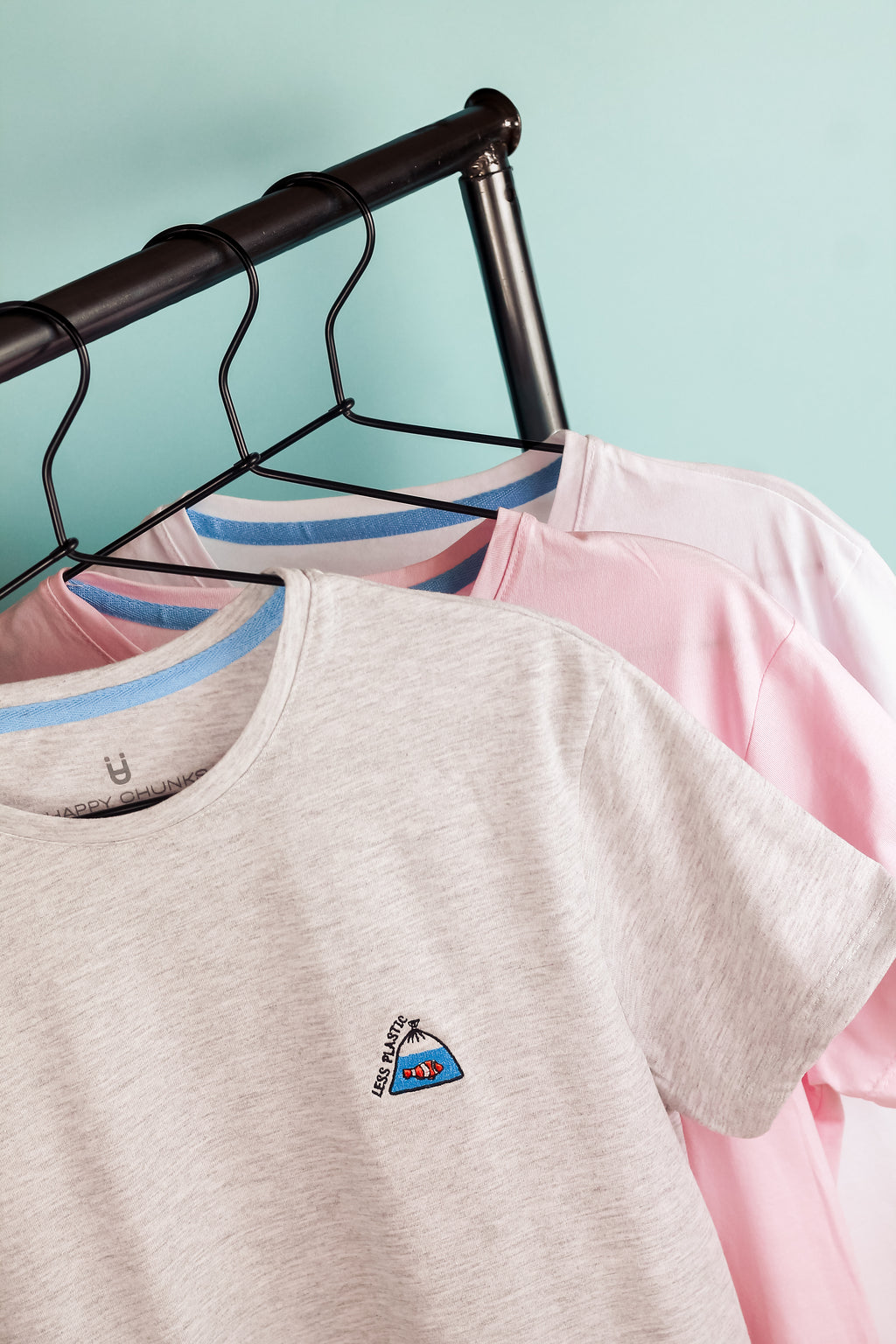 Camiseta para hombre y mujer 100% en algodón color gris bordada con nuestro Less Plastic