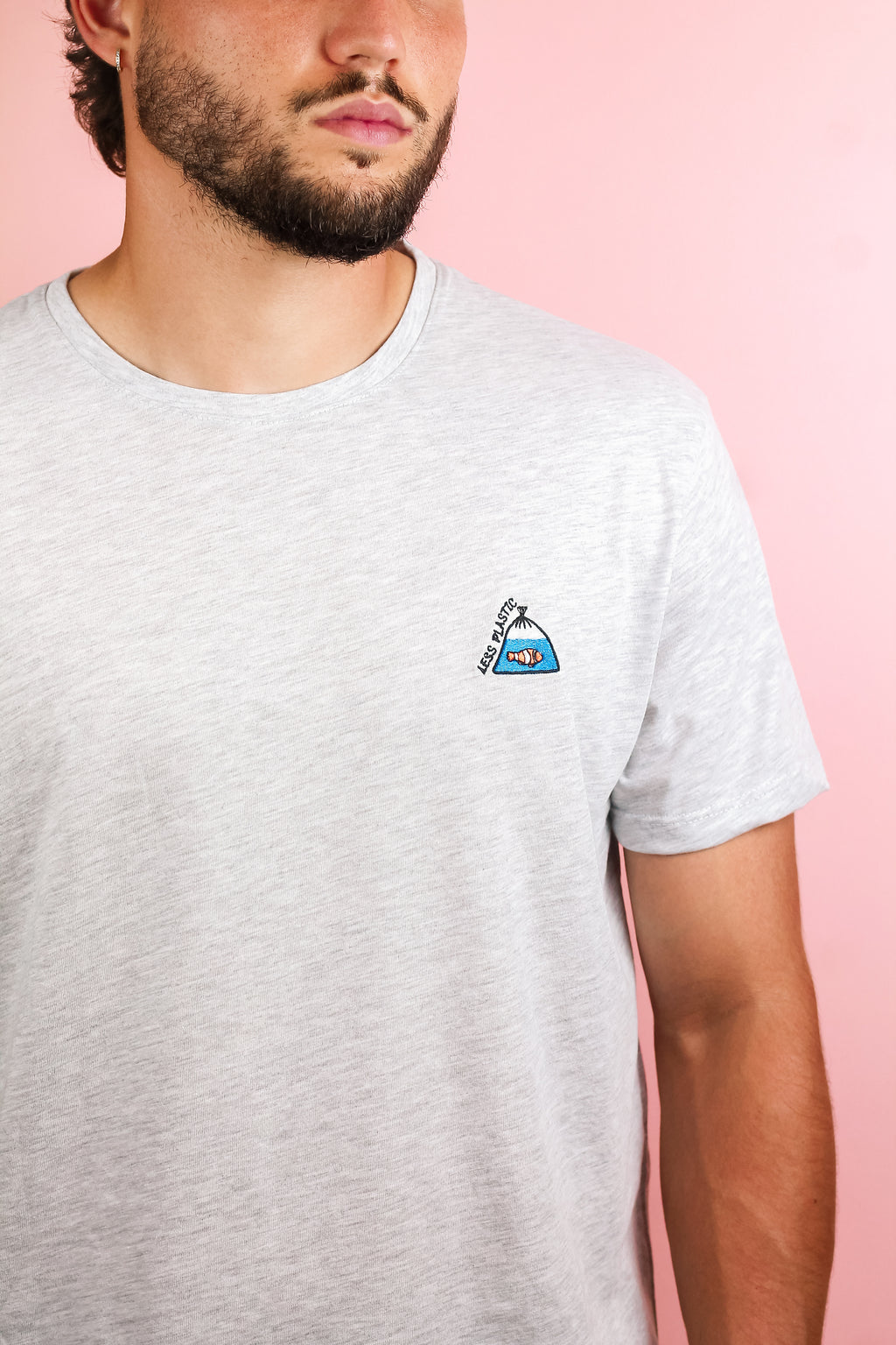 Camiseta para hombre y mujer 100% en algodón color gris bordada con nuestro Less Plastic