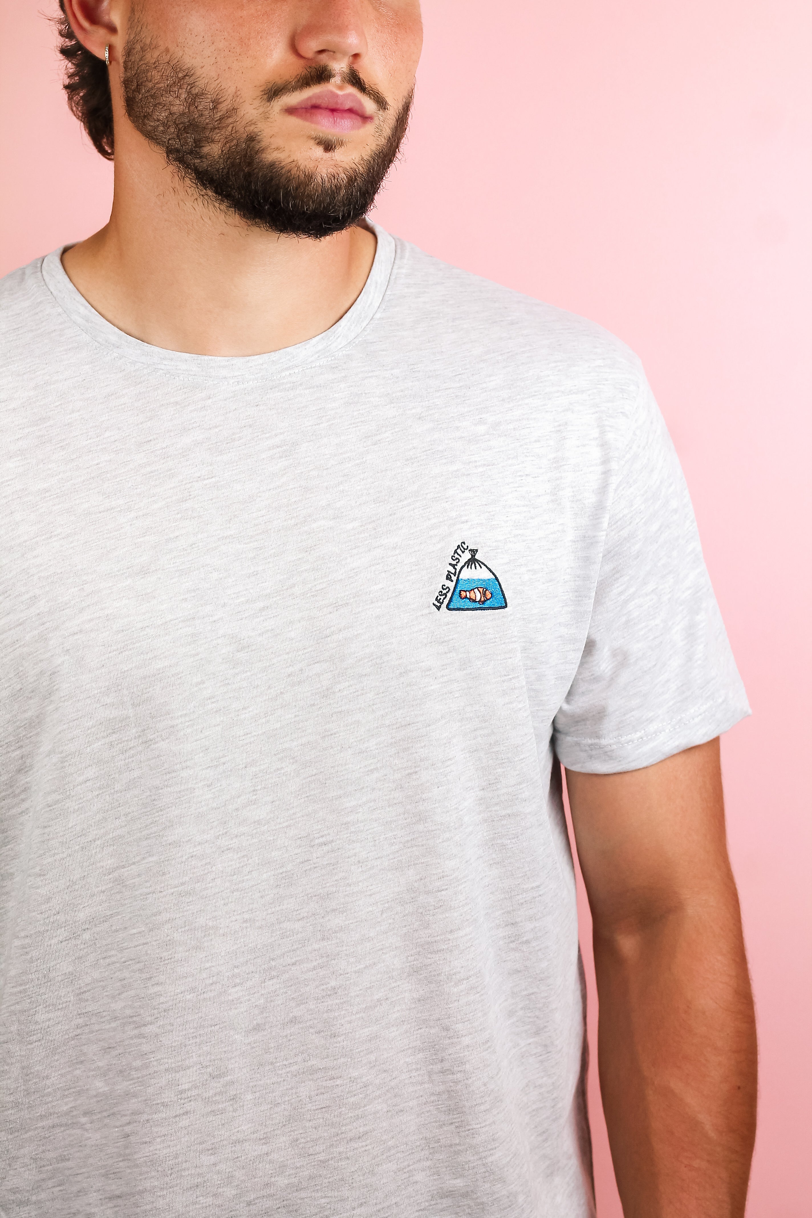 Camiseta para hombre y mujer 100% en algodón color gris bordada con nuestro Less Plastic