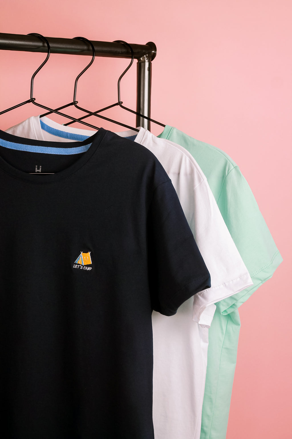 Camiseta para hombre y mujer 100% en algodón color negra bordada con nuestro Let's Camp