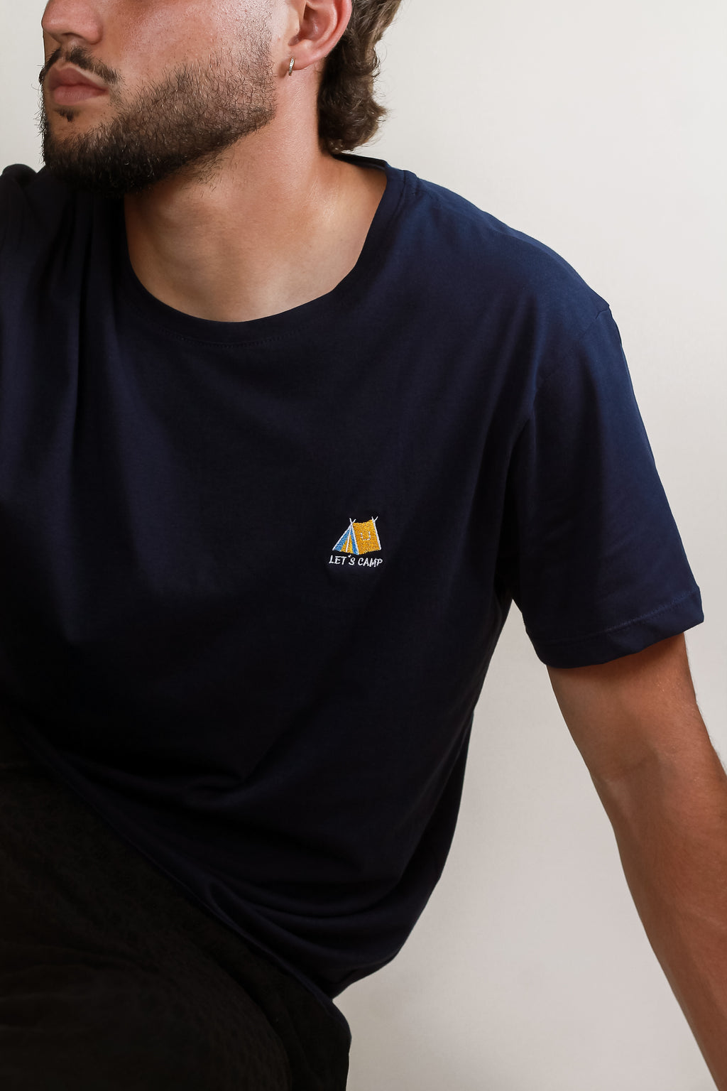 Camiseta para hombre y mujer 100% en algodón color negra bordada con nuestro Let's Camp