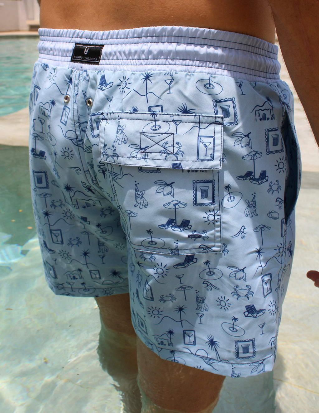 Pantaloneta Sol Azul estampada, con cintura elástica, malla interna y bolsillos laterales y trasero