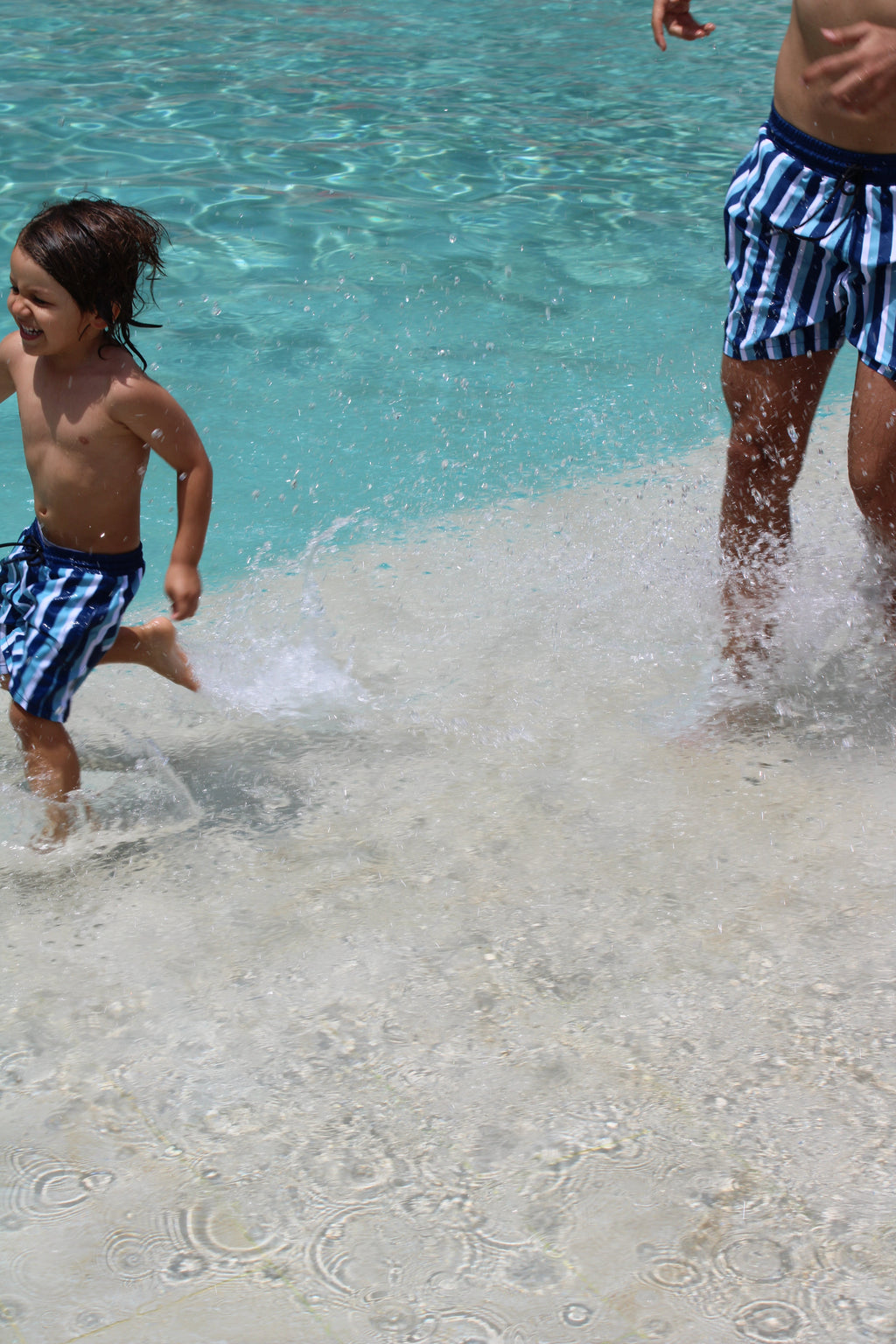 Pantaloneta Sol Azul Teddy a rayas con cintura elástica, malla interna, bolsillos laterales y traseros