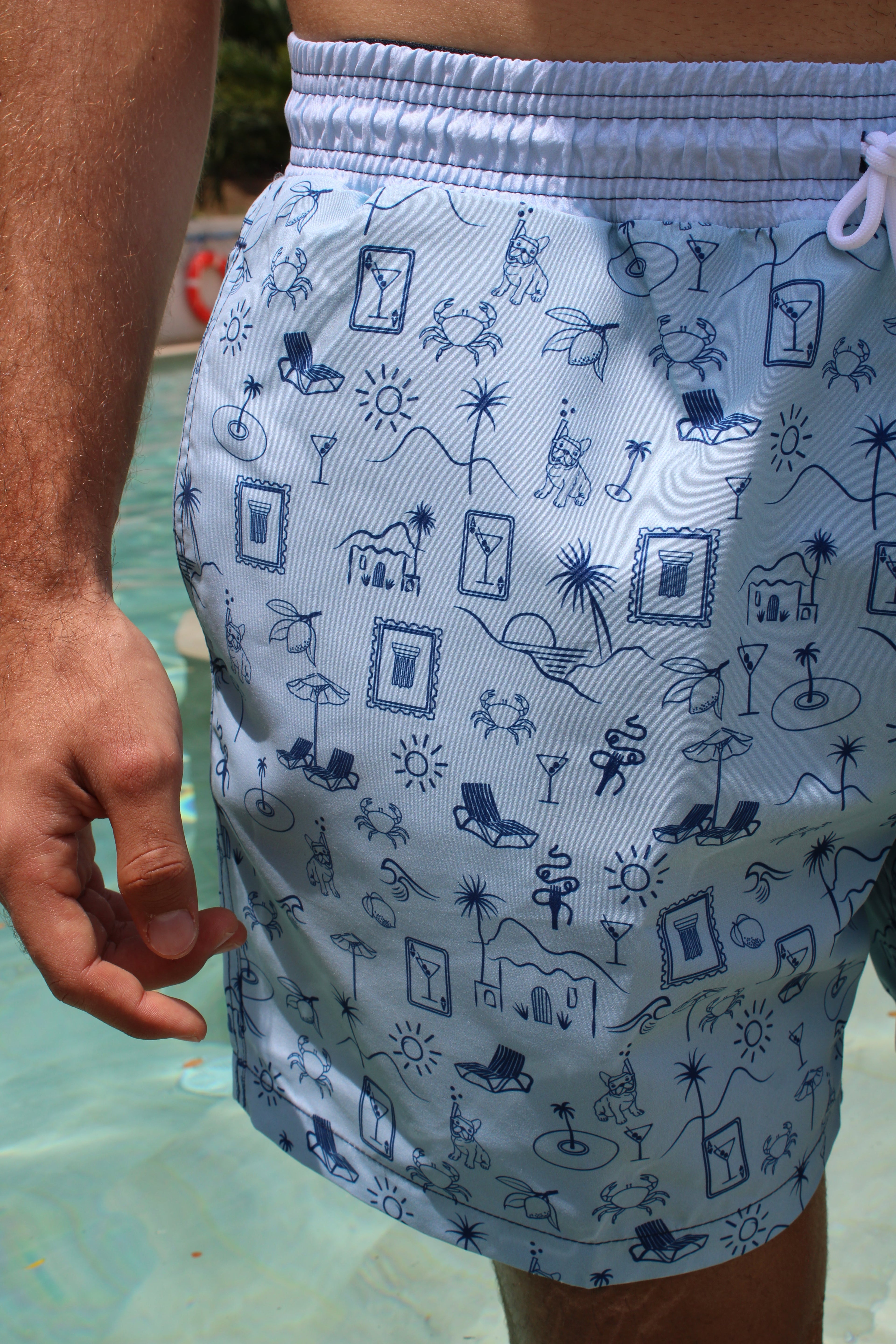 Pantaloneta Sol Azul estampada, con cintura elástica, malla interna y bolsillos laterales y trasero