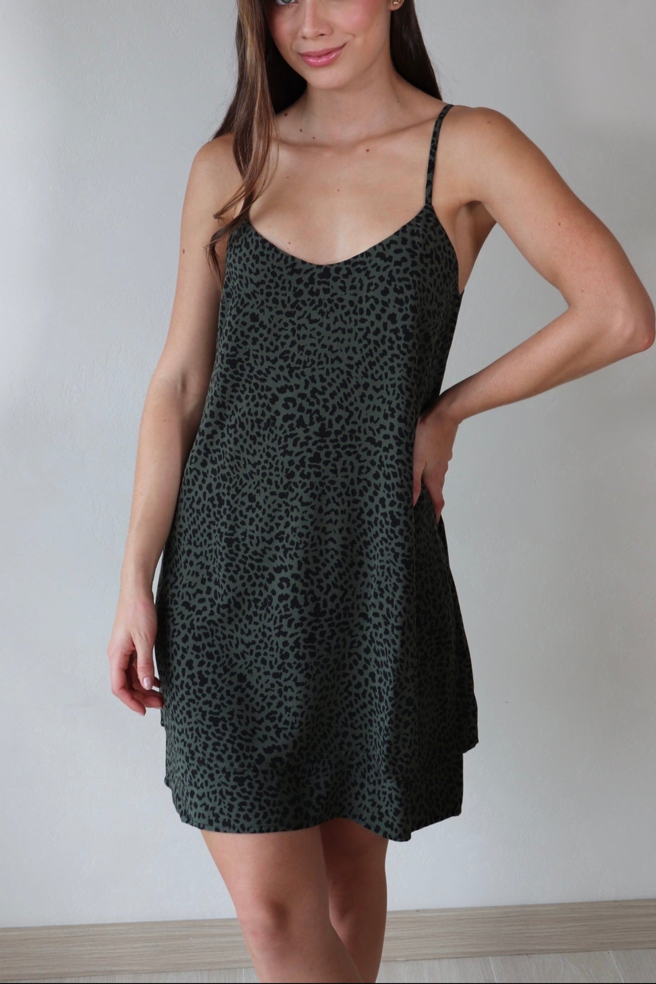 Vestido Alma Verde a la rodilla, ajustable en los hombros y caída ligera