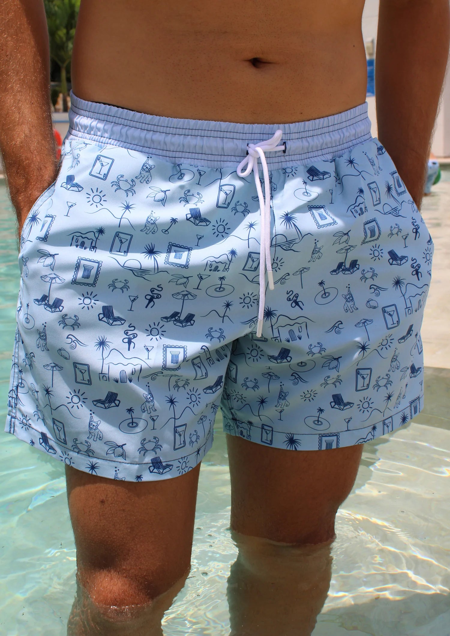 Pantaloneta Sol Azul estampada, con cintura elástica, malla interna y bolsillos laterales y trasero